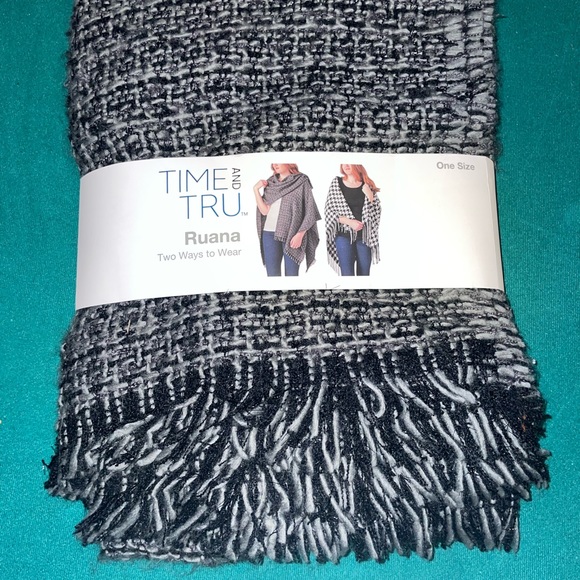 Time and Tru Ruana Scarf - Picture 4 of 4